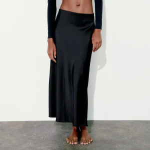 Helt ny satin kjol - Helt ny satinkjol från zara, lappar kvar