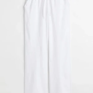 Vita linnebyxor hm - Säljer mina fina jättepopulära lågmidjade linnebyxor från hm💕 säljer då de är för små för mig, storlek xxs💕 jätte fint skick! Inga fläckar osv. Köp direkt för 300kr💕