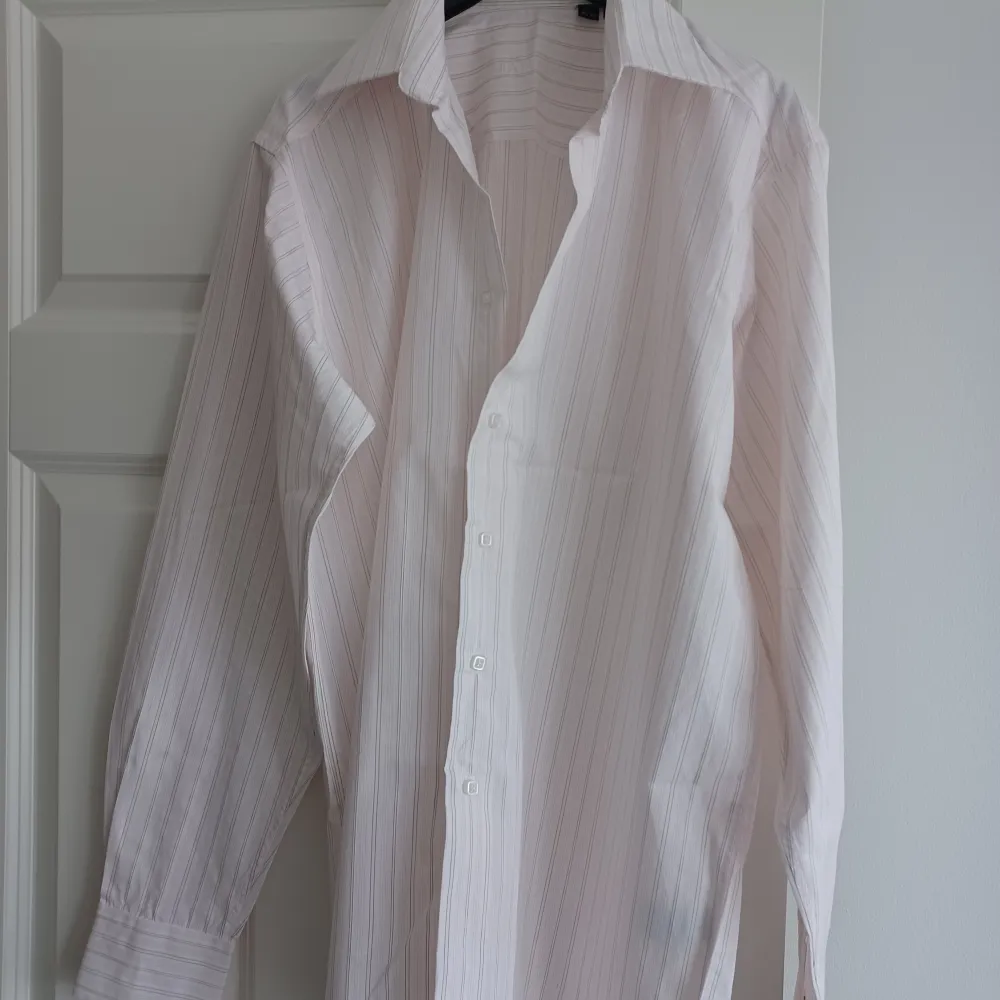 Helt ny skjorta Ljusrosa färg med vita och ljusgråa ränder Säljes pga fel storlek Storlek 41/42. Skjortor.