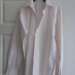 Helt ny skjorta Ljusrosa färg med vita och ljusgråa ränder Säljes pga fel storlek Storlek 41/42
