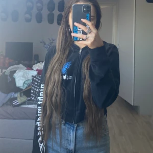 Huvtröja  - En svart Croppad huvtröja med tryck och text