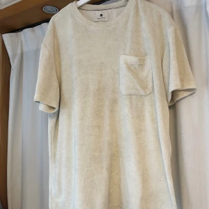 Frotté T-shirt  - Lite overzise  Skulle säga att den sitter som en L Använd men i bra skick  Hör gärna av er vid funderingar 😁