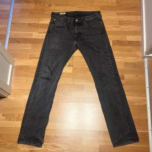 Svarta Levis 501, 28/32, inga skador, 1200kr nypris 