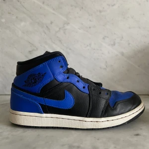 Jordan 1 Mid Hyper Royal - St 43 Använda, men i övrigt gott skick  Ny pris 2500kr DM:a för fler bilder!