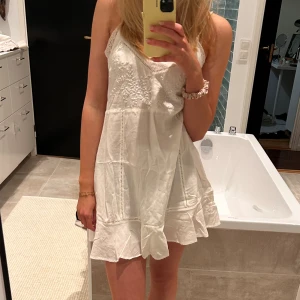 Vit sommarklänning  - Säljer denna superfina linneklänningen från Zara!🌸💗 Har använt ett fåtal gånger och är i ett jättefint skick💗Den är perfekt till sommaravslutning eller konfa!🌟💝