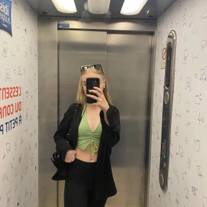 Grönt linne med knytning  - Ett grönt linne med knytning över nacken, perfekt till sommaren!💚 använd fåtal gånger, går att få fler bilder. Pris kan diskuteras 💚