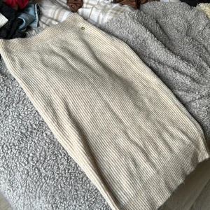 Kjol från Pernilla Wahlgren - Stickad kjol från Pernilla Wahlgren i ny skick. Köparen står för frakten 🎀