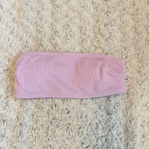 Bikiniöverdel - Ljusila bandeau bikiniöverdel från HM. Har klippt av lappen men skulle säga det är en strl 34-36 🤍