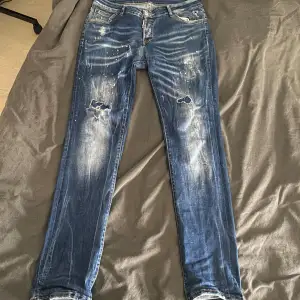 Dsquared 2 jeans i storlek IT54, sitter lite lite kort på mig som är 186. Fint skick förutom att det är hål i vänster inner ficka! Fler bilder kan lösas 