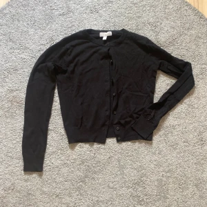 Kofta - Säljer denna  svart kofta från hm i storlek s , använd kanske 2 gånger 🥰 köper står för frakt , använ gjärna kö nu❤️