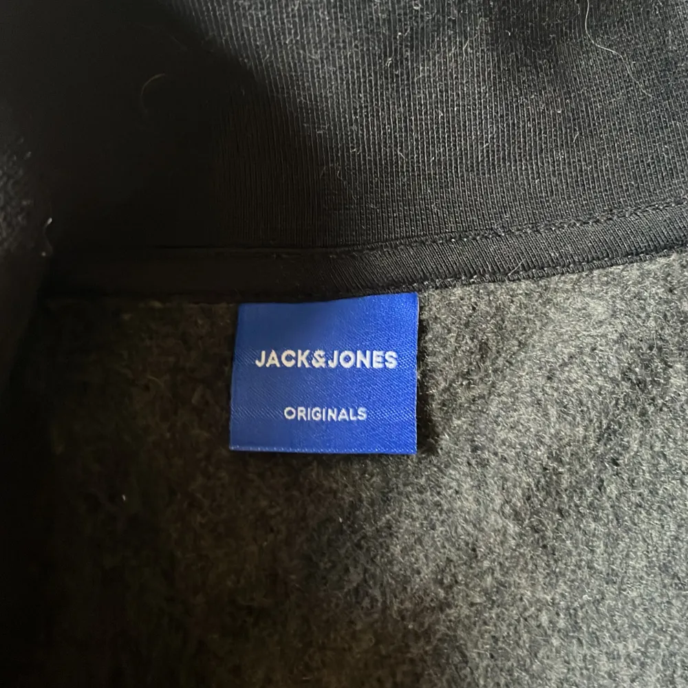 Hej säljer min Jack&jones hoodie pga den är för liten aldrig använd skick 10/10. Hoodies.