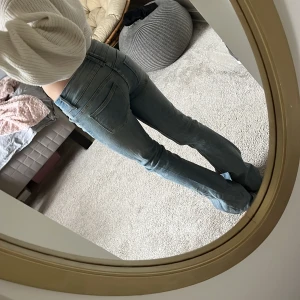 Bershka jeans - Tror jag ska sälja mig såå fina low waist Bershka jeans💘endast använt de några få gånger, är i superbra skick!💞en väldigt liten tråd som gått upp men verkligen inget man märker av alls(bild 3)🙌🏻💞hör av er vid intresse! Nypris runt 400-500 kr