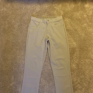 Puma golfbyxor - Storlek 28/32. Nypris ca 1000 kr. Använda en gång. Nyskick. Kontakta vid bud/frågor.