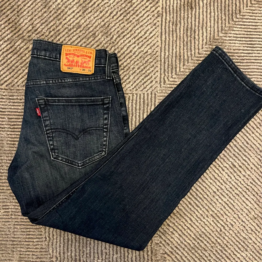 Säljer mina nya snygga Levis jeans eftersom dem är för stora. Skicket är 10/10 då jag aldrig använt dem. Modellen är 541 med storleken 30/32. Köpte dem för 1300kr men säljer nu för ett super pris, tveka inte på att höra av dig vid någon fundering 😁👍. Jeans & Byxor.