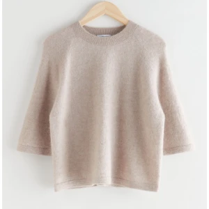 Stickad tröja  - Säljer denna fina stickade tröja från & Other Stories🩷 Använd fåtal gånger, som ny!  Nypris 690kr 