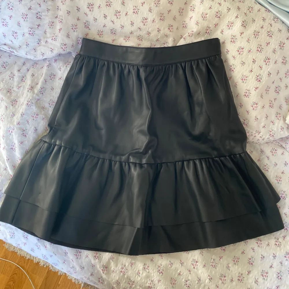 Söt svart minikjol i PU (fejkskinn) från Nakd som ej kommit till användning 🖤Första bilden är lånad . Kjolar.