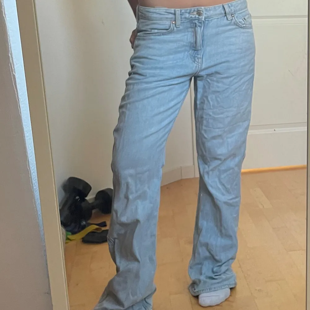 Supersnygga utsvängda jeans från Weekday. Bra skick! Modell: Sway Storlek: W28/L32. Jeans & Byxor.