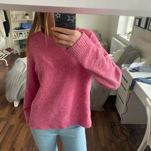 Rosa stickad tröja från Vero Moda som är i mycket gott skick. Nypris är 249kr och jag säljer den för 65kr. Den är i storlek M men passar S och XS