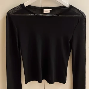 Genomskinlig tröja - Svart meshtopp från nelly💗Intimissimi liknande