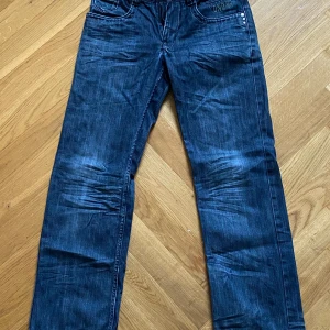 Lågmidjade jeans - Nästan helt oanvända men ganska gamla. Märkta med olika texter och annat. 