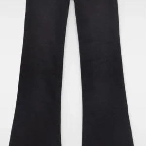 Flare jeans - Fin ser ut som på bilden och använd ca 3 gånger. Passar bra med personer som är 160-167cm bara det kan vara för längtan efter gör som är 160. Storlek 38 köpte den från pull&Bear för 379 säljer nu för 279