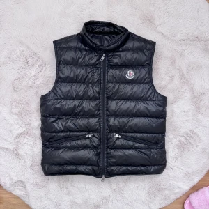 Moncler gui - Moncler gui Storlek: 3  Skick 9:10 Färg: svart