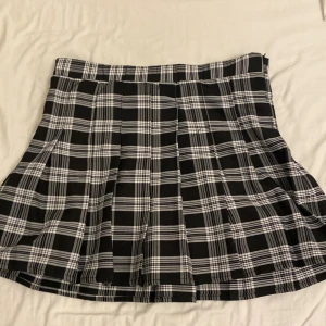 Plaid kjol - Säljer en svart o vit plaid kjol som inte används!💕 skiv om ni har frågor och priset går definitivt att diskutera💕
