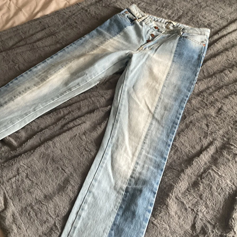 Coola ragdoll jeans i storlek 34/XS/S!💗 Passar dig som är runt 170cm lång! De är helt oanvända och har inga defekter osv💞 Pris kan diskuteras vid snabb affär!. Jeans & Byxor.