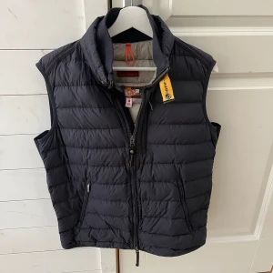 Parajumper väst - Säljer en sjukt fet parajumper väst! Storlek M! Använt skick men har fortfarande mycket kvar att ge. Hör gärna av er vid ytterligare frågor!🤝🏻