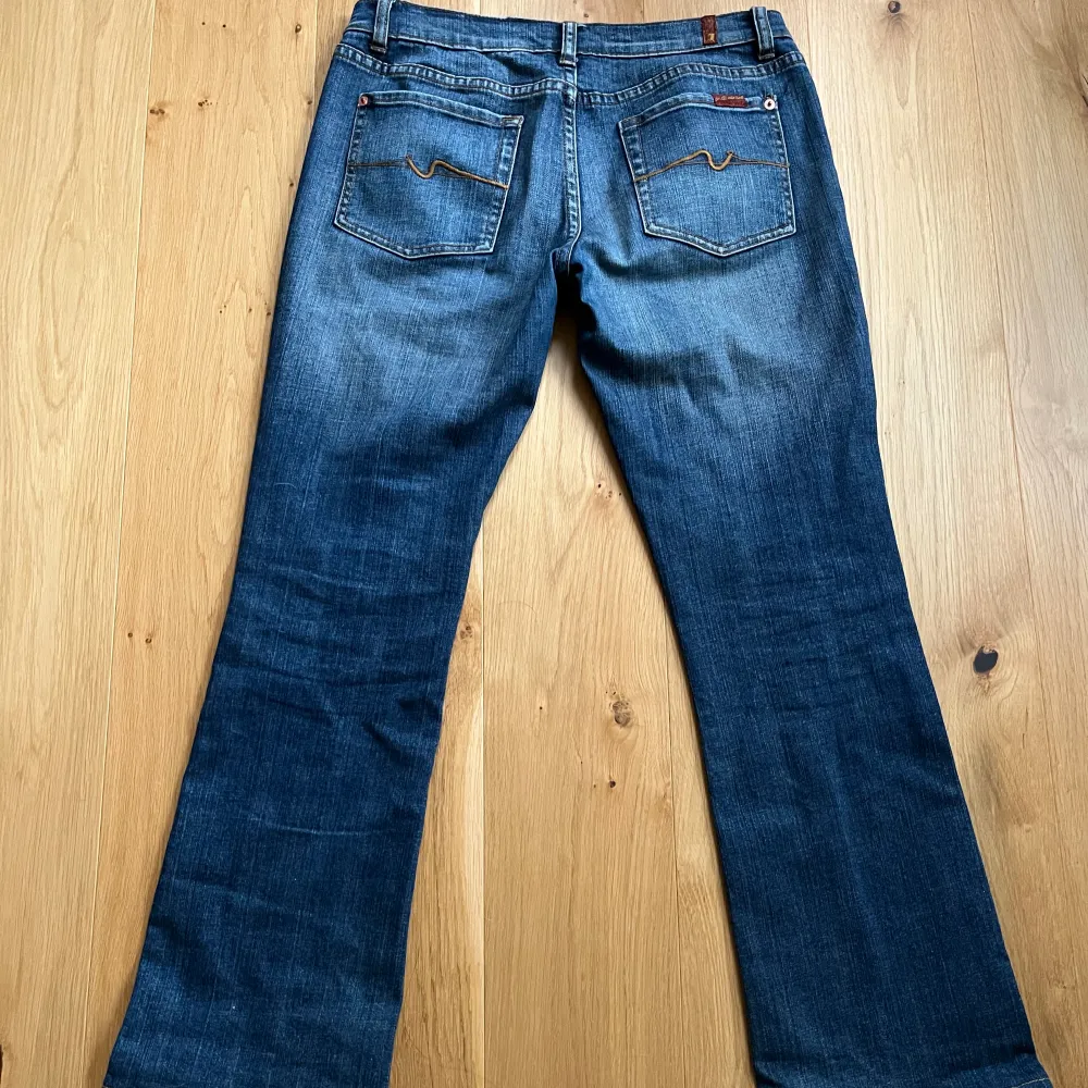 Så fina lågmidjade jeans som är bootcut där nere, med så snygga detaljer på fickorna, använd fåtal gånger. Midjemått tvärsöver:39cm och innerbenslängd:72cm💗. Jeans & Byxor.