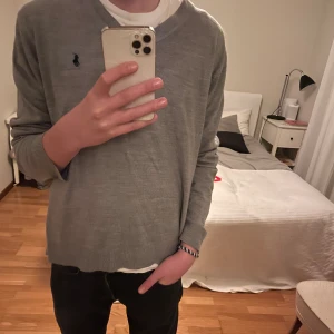Ralph lauren V-Neck: 100% Kashmir! - Tjena! Säljer nu denna riktigt snygga V-ringade tröjan ifrån Ralph Lauren. Materialet är 100% Kashmir!! Skick: 7,5, något ytnopprig. Färg: Grå. Nypris: Cirka: 2500kr! Vid fler frågor eller funderingar är det bara att skriva!😉🙌