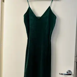 En tight mörkgrön klänning. Fint skick, knappt använd!