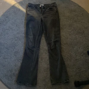 Lowwaist Bootcut jeans - Använda Max 3 ggr💕 Säljer pga flr små. Går att pruta vid snabb affär🙌