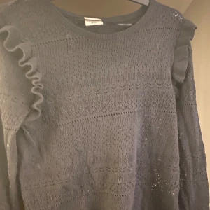 Söt stickad volang tröja - Från märket stories! Storlek 36-38💕 Bra skick! Den är mönstrad och har ”hål” i sig så den är lite genomskinlig💗. Sälj pga används inte✨Den är svartare i verkligheten!