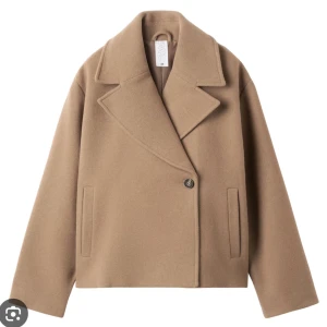 Kappa - Säljer min älskade Carin Wester kappa för jag har aldeless för många kappor, så måste tyvärr bli av med några🥹 storlek S, lite oversized fit. Köptes för 1500 och har använt väldigt lite men säljer endå för 600kr för en snabb affär!😊 