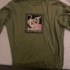 Supreme Long Sleeve  - En långtröja vid märket supreme!  Säljer då jag inte använder den något mer.   Inget fel på den inifrån eller utifrån och är i gott skick 👍