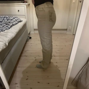 Beigea jeans - Köpte de på second hand men har själv aldrig använt. Stretchiga och tunnare jeans. Inget märkbart slit.