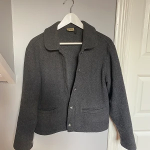 Vår jacka  - Kommer inte till användning! Skriv om ni har frågor 