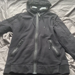 Cp company Hoodie - Det är en zip Hoodie från cp comapny sick9/10