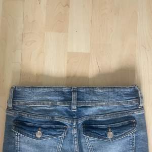 Jättefina och oanvända bootcut low jeans till salu. Säljer pga att dem är för stora. Aldrig använda och nypriset är 349 men jag säljer för 250kr❤️ 