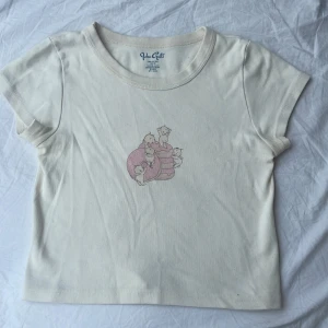T-shirt - Säljer denna jättegulliga tröjan från Brandy Mellville! Kommer tyvärr inte till användning längre men den är i jättebra skick och inga fläckar! Storlek xs-S. 100% bomull. Hör av dig för mer information💕
