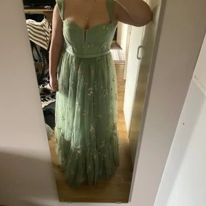 Balklänning  - Hej! Säljer min jättefina balklänning från Zapaka, med broderade blommor på. Superfin verkligen men hittade en annan som jag fastnade mer för.  Passar mig som har Large, på hemsidan ligger den som storlek 48, men är mer av en 42/44