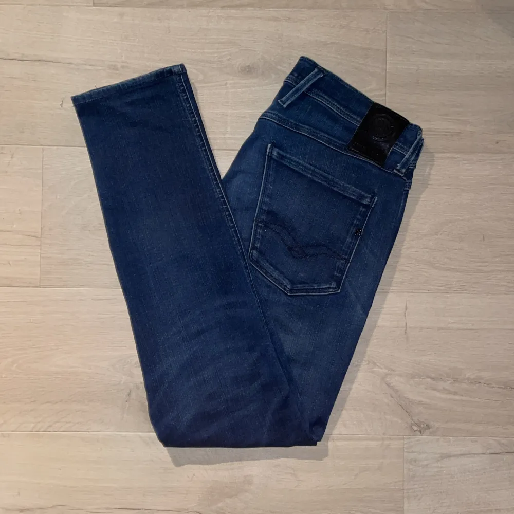 Riktigt feta replay anbass jeans! Jeansen är i toppenskick, 9/10! Modellen på bilden är 183 cm lång, och bär storlek 31/32. Hör av dig vid intresse! 💫. Jeans & Byxor.