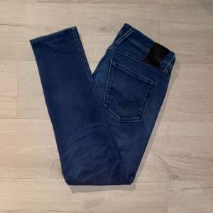 Riktigt feta replay anbass jeans! Jeansen är i toppenskick, 9/10! Modellen på bilden är 183 cm lång, och bär storlek 31/32. Hör av dig vid intresse! 💫