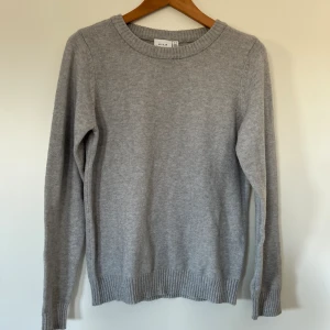 Stickadtröja Vila - Stickad tröja från Vila.  Ljusgrå och tunt stickad. 