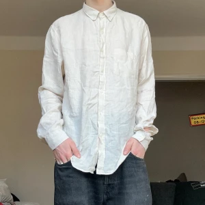 L’homme rouge linne skjorta - Linne skjorta i fin kvalite från l’homme rouge, bra skick storlek L/50 lös passform 