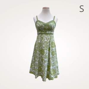 Jättefin klänning som uppskattas vara i strl S. Fint skick! 🫶