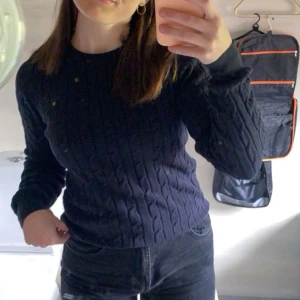 Marinblå Ganttröja - Säljer min fina ganttröja från Gant. Inte använd så mycket och är i väldigt bra skick. 