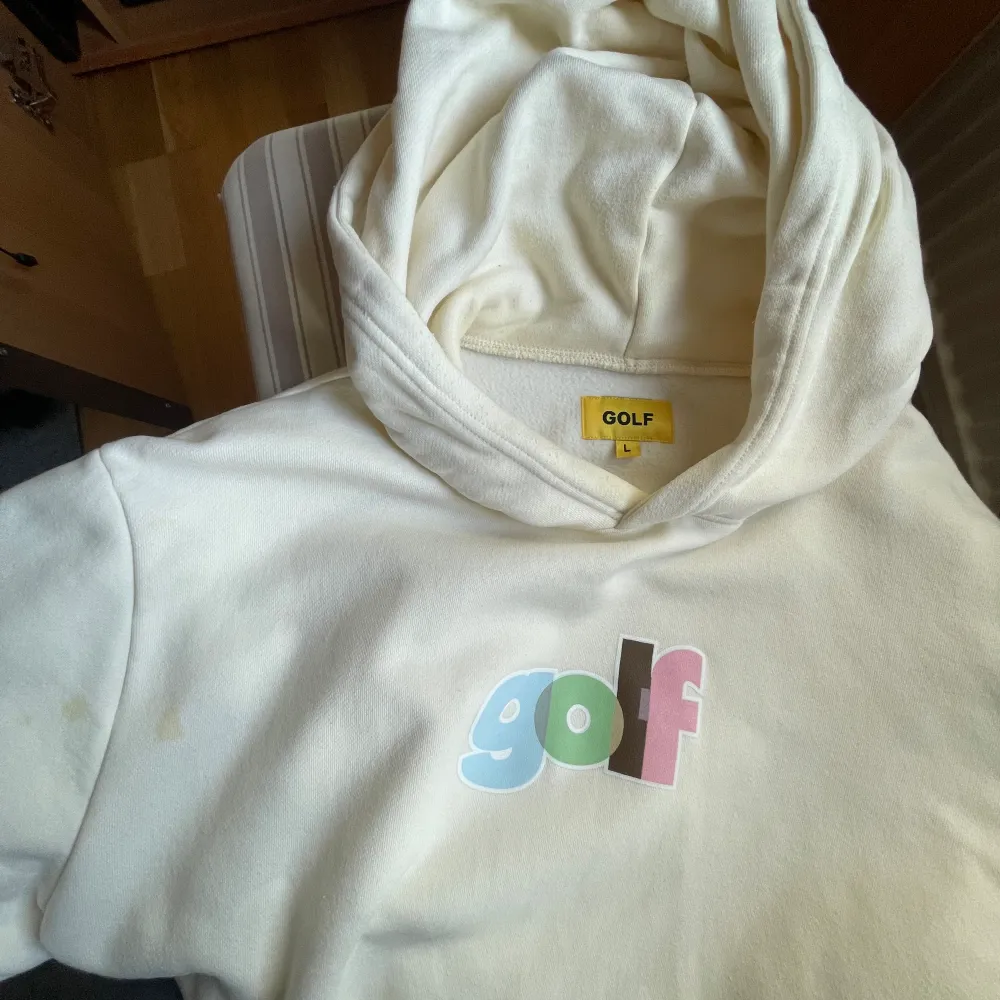 Köpte denna beige GOLF WANG hoodie från deras webbshop 2022. Använd en gång. Tre små fläckar vid höger axeln men smälter samman med hoodiens färg. True-to-Size och riktigt bra kvalié. För mer bilder, fråga! . Hoodies.