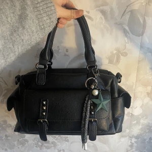 Väska  - Jättefin väska!!  Skriv privat för frågor🖤
